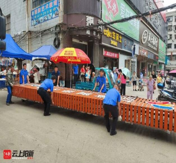 陽(yáng)新城管依法拆除城區(qū)多處大型戶外廣告牌和違章建筑